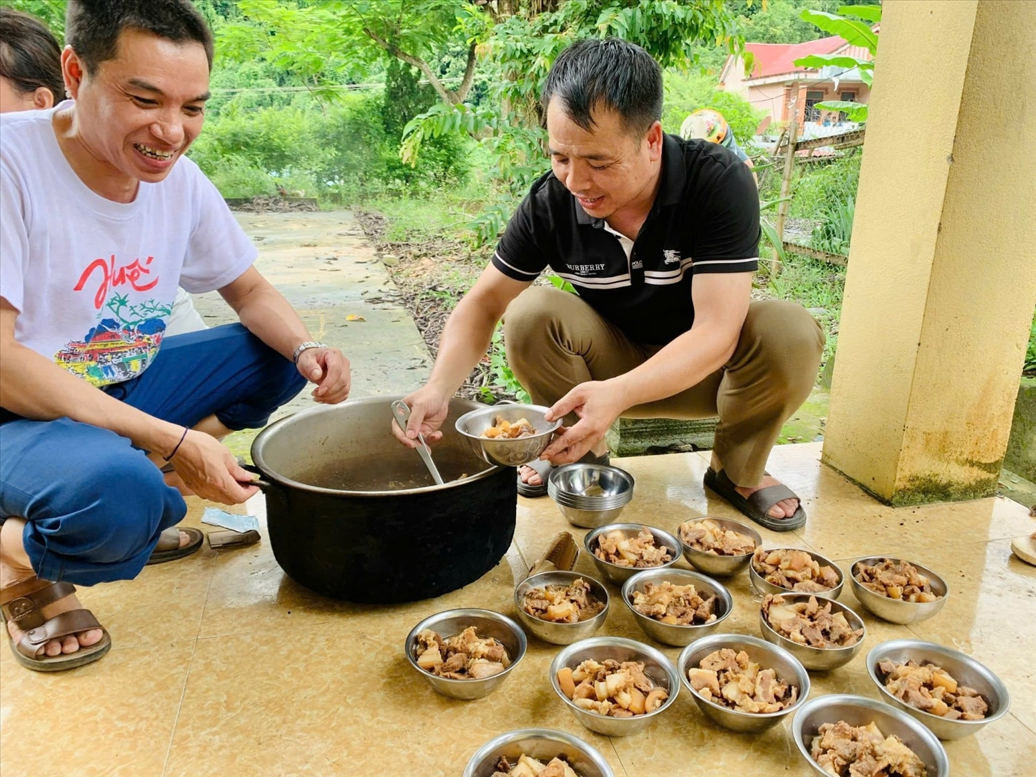 Ngoài canh, bữa ăn có cả thịt kho - Ảnh: CTV
