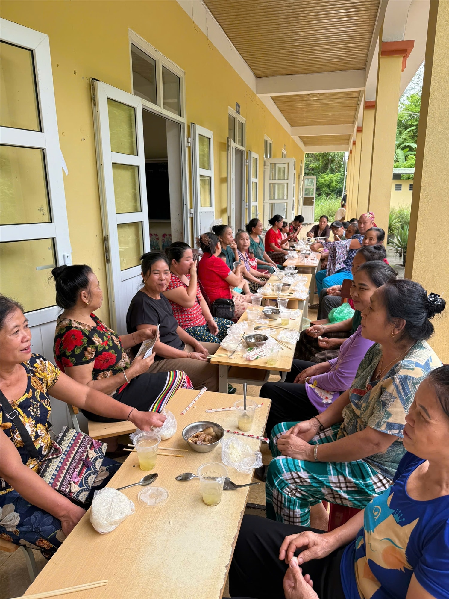 Bữa cơm yêu thương mà chính quyền xã Yên Na dành tặng bà con bản Vẽ chạy lũ - Ảnh: CTV