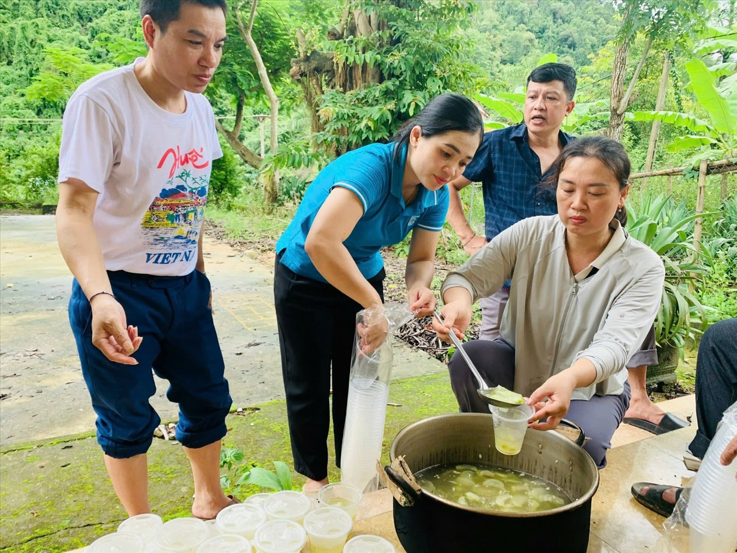 Chia canh theo khẩu phần trước khi chuyển đến cho người dân tạm trú chạy lũ - Ảnh: CTV