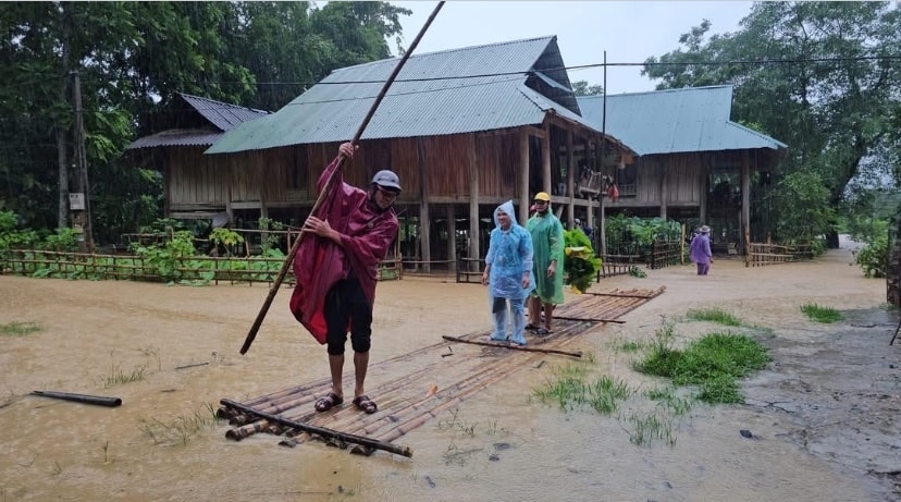 Phương tiện di chuyển của người dân vùng lũ miền núi Nghệ An - Ảnh: CTV