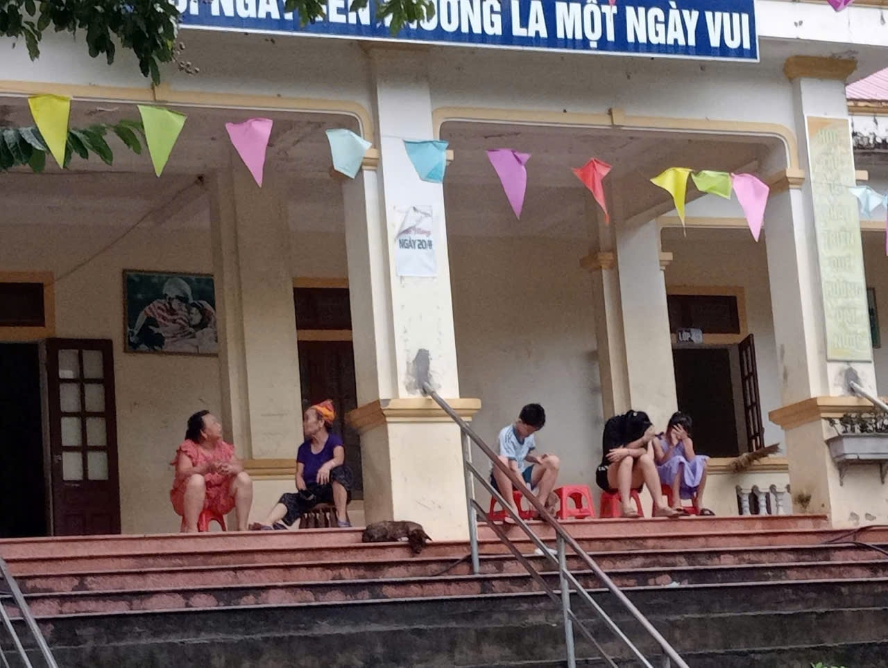 Người dân được sơ tán đến tránh trú trong các nhà văn hóa thôn bản, các trường học... - Ảnh: CTV