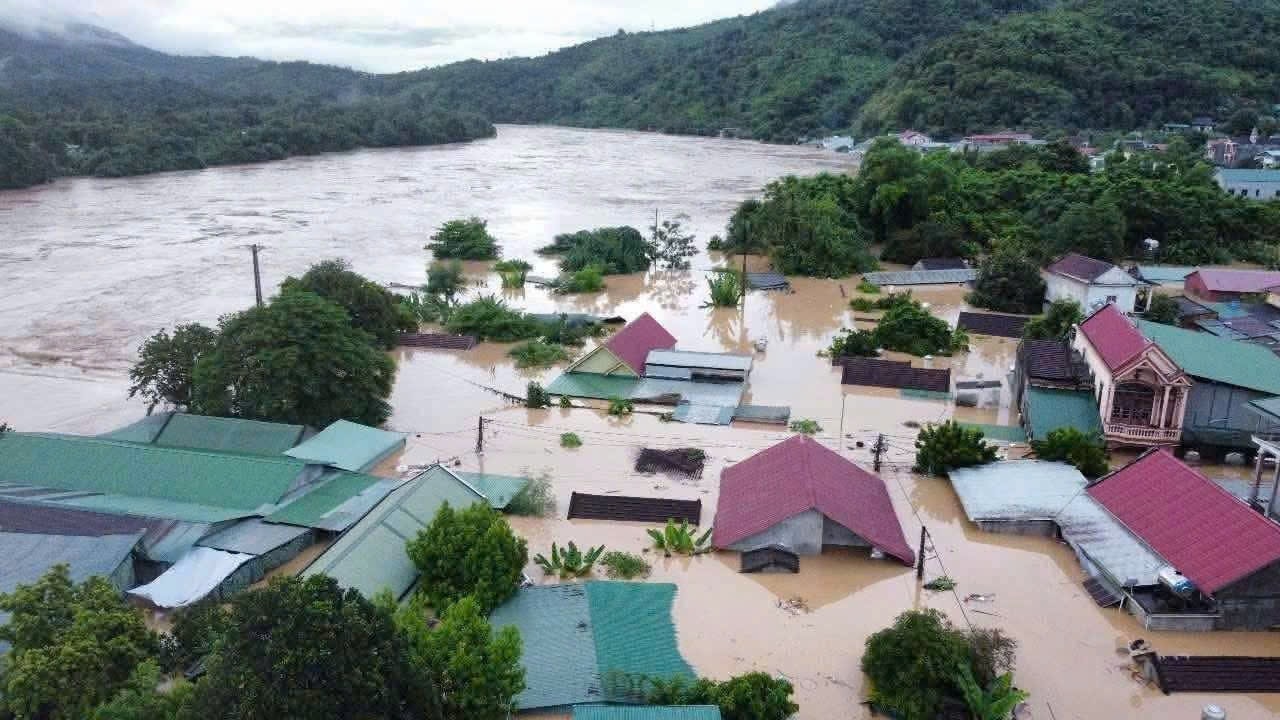 Hàng ngàn hộ dân xã Tương Dương ngập sâu trong lũ (Ảnh: CTV)