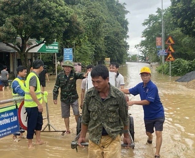 Các lực lượng tại chỗ hỗ trợ người dân di chuyển đồ đạc (Ảnh CTV)