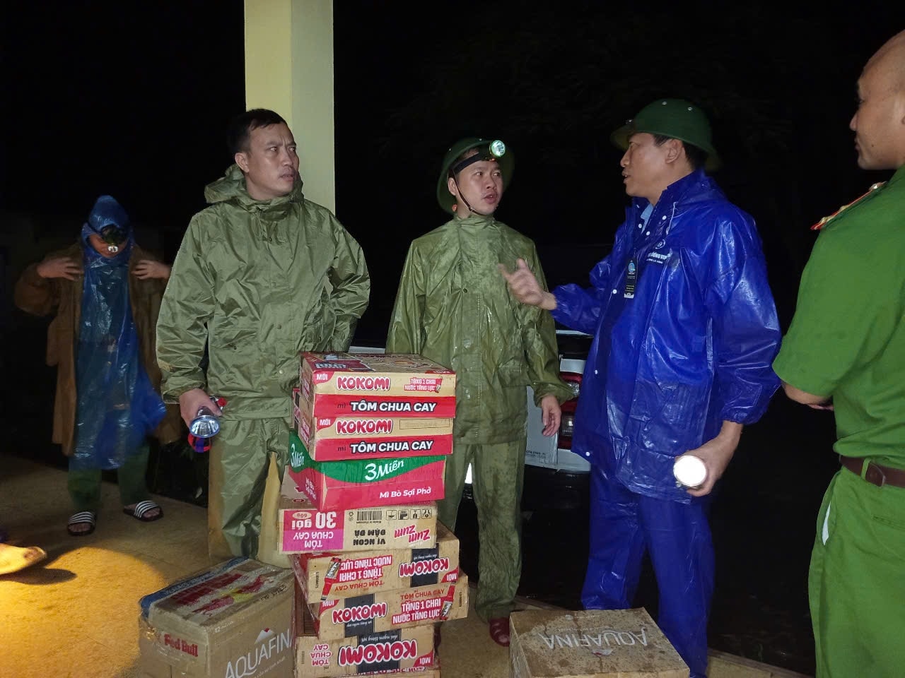 Chính quyền xã Yên Na tập kết nhu yếu phẩm đảm bảo nơi ăn ở cho người dân sơ tán vì lũ - Ảnh: CTV