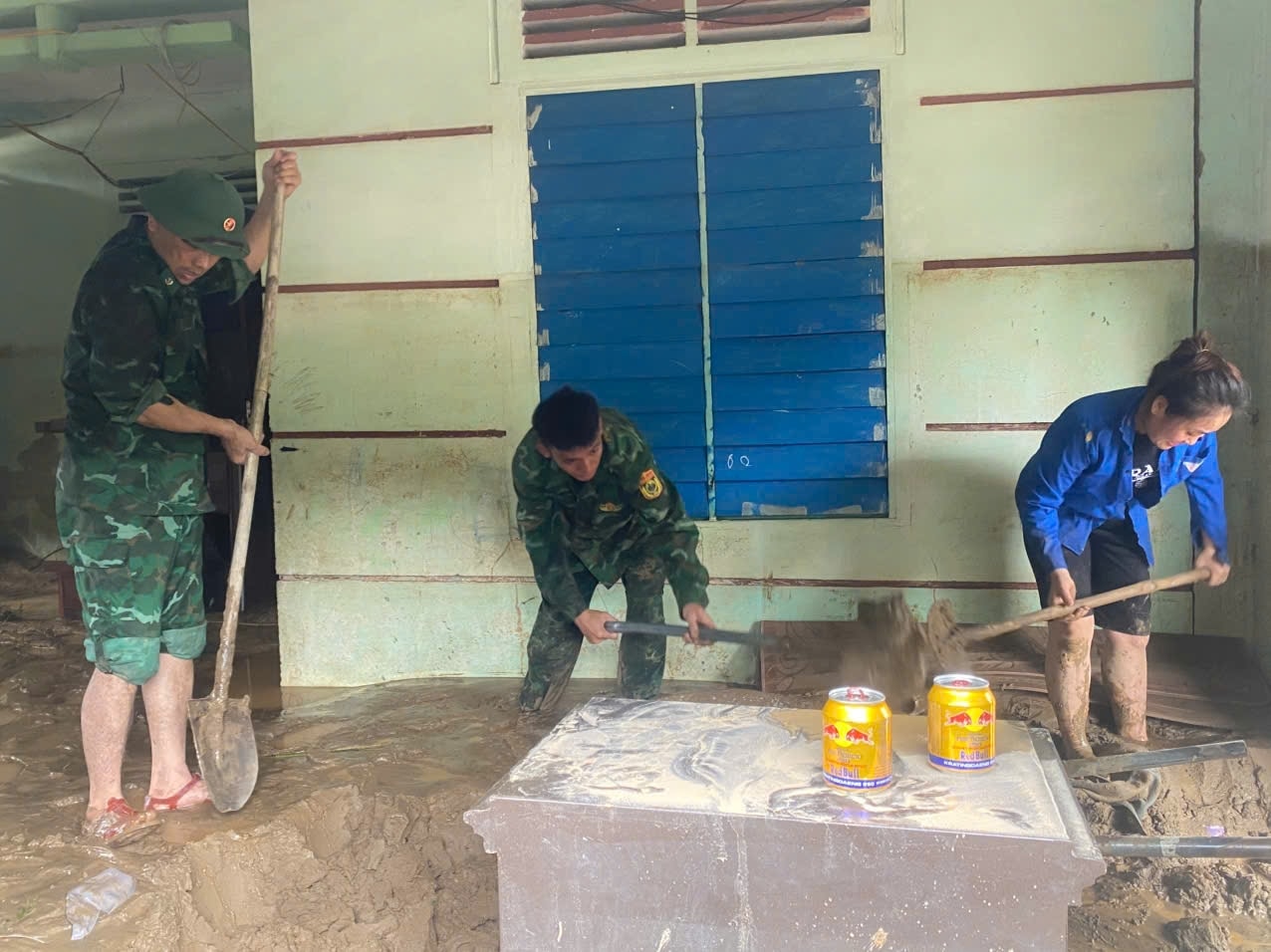 Lực lượng chức năng ở xã Mường Xém, tỉnh Nghệ An hỗ trợ người dân vùng lũ (ảnh: Phạm Tiến)