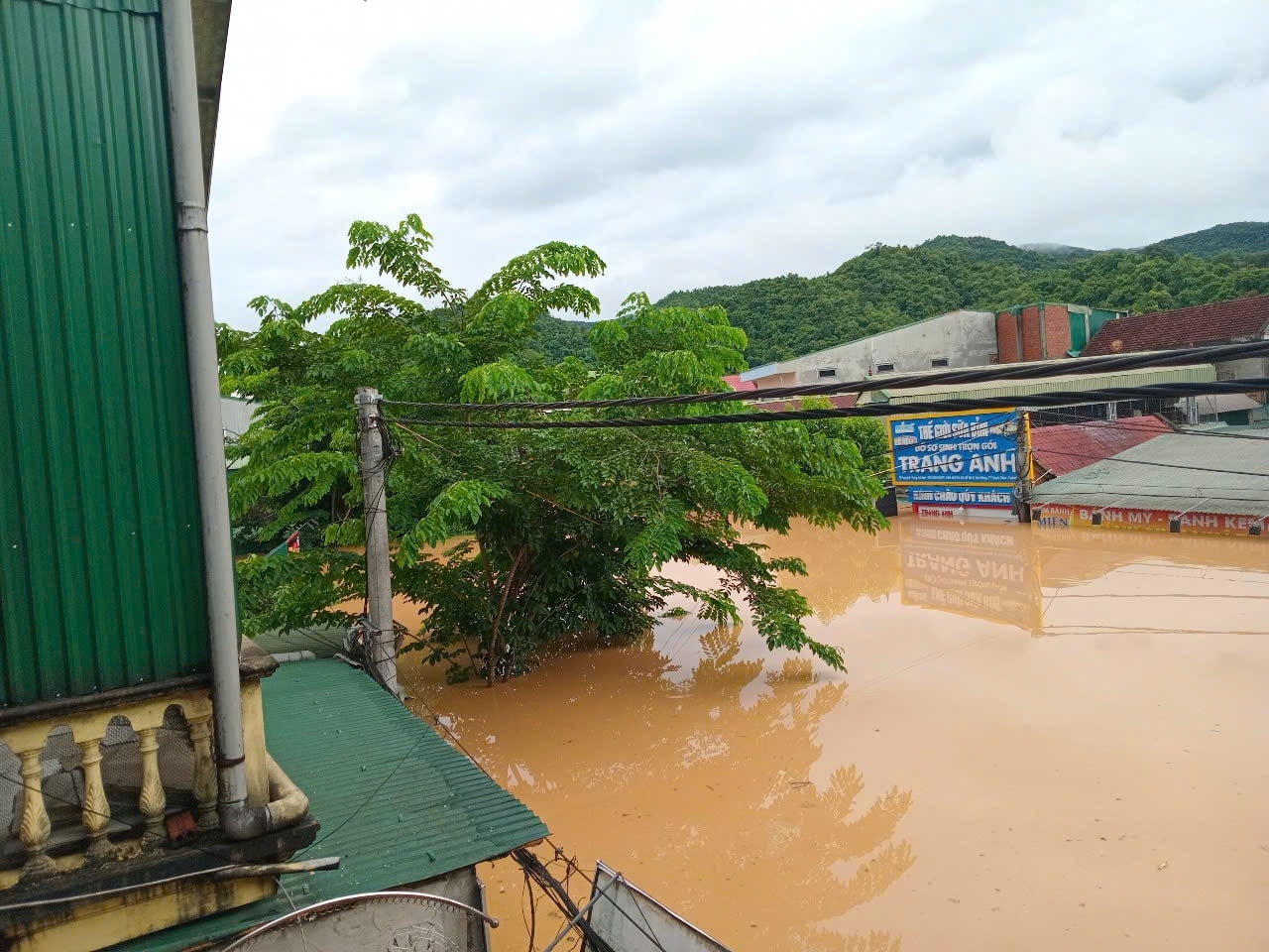 Khối Hào Tây, xã Tương Dương cũng đã bị ngập sâu trong nước (Ảnh: Phạm Tiến)