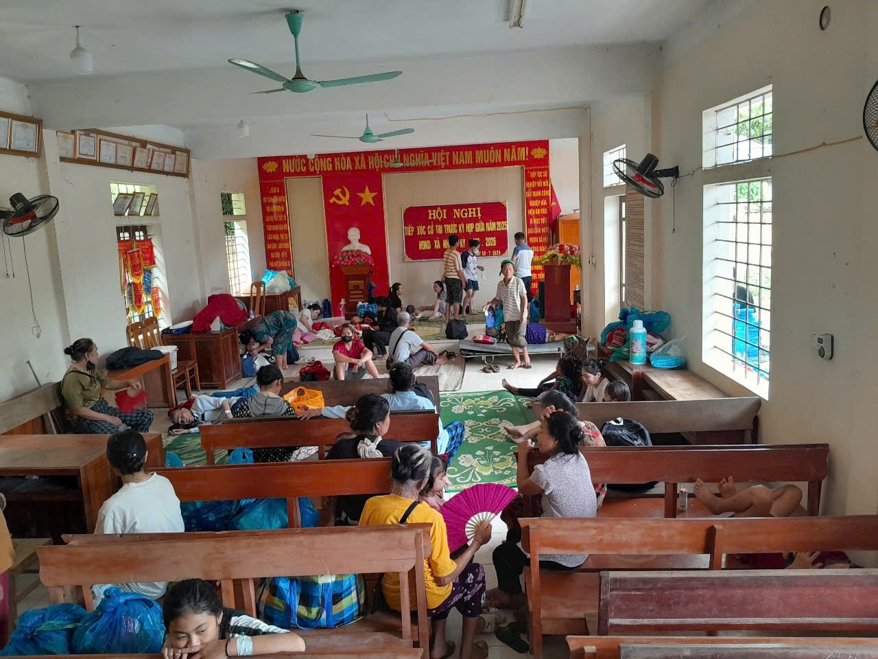 Người dân  vùng ngập lụt ở xã Tương Dương được đưa về nhà văn hóa cộng đồng trú tránh lũ (ảnh: Phạm Tiến) 