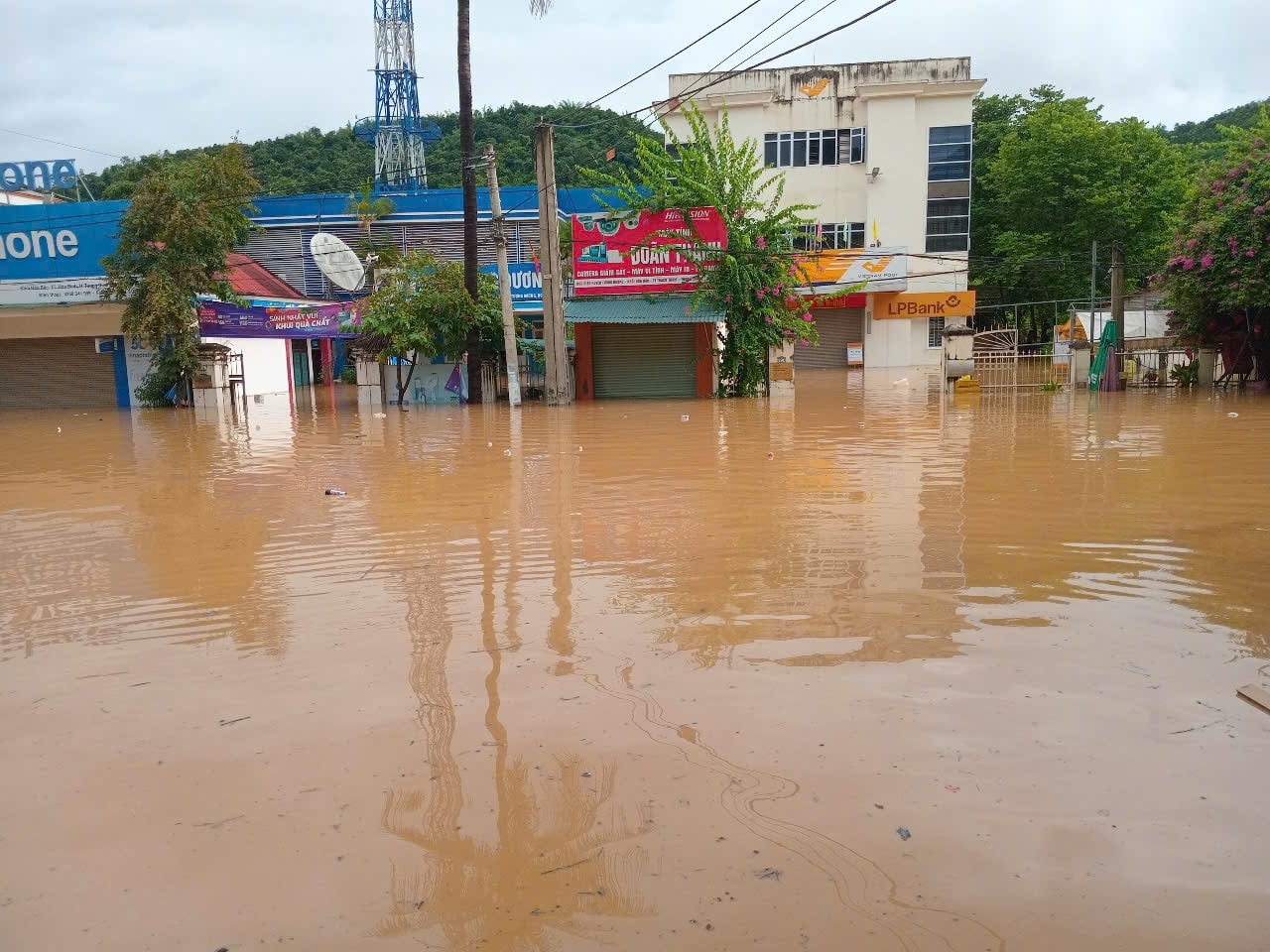 Hiện nhiều địa phương ở Nghệ An nước lũ vẫn ở mức cao (ảnh: Phạm Tiến)