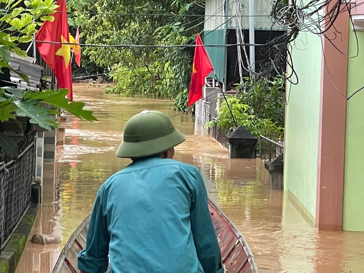 Một con ngõ tại trung tâm xã Tương Dương cũng đã bị ngập sâu (Ảnh: Phạm Tiến)