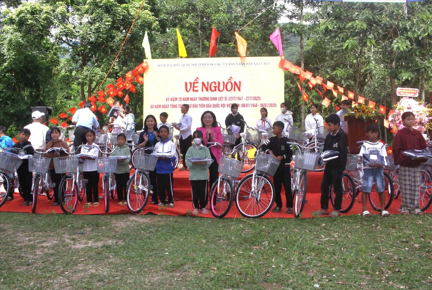 Đoàn ĐBQH tỉnh Đắk Lắk cùng các nhà tài trợ đã trao 30 xe đạp, quần áo mới cho học sinh có hoàn cảnh khó khăn - Ảnh Lê Hường Đoàn ĐBQH tỉnh Đắk Lắk cùng các nhà tài trợ đã trao 30 xe đạp, quần áo mới cho học sinh có hoàn cảnh khó khăn - Ảnh Lê Hường