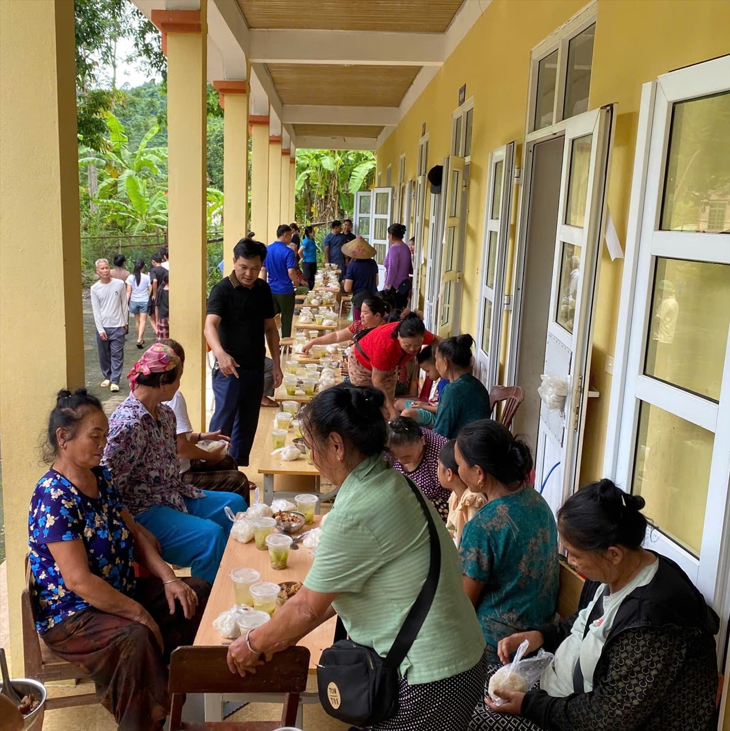 Người dân Bản Vẽ, xã Yên Na ăn bữa cơm đầu tiên khi di dời đến trường học để tránh lũ - Ảnh CTV