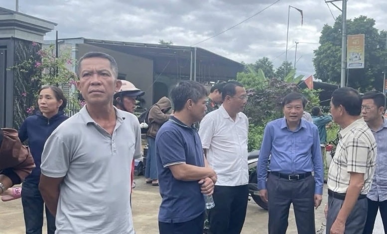 Chủ tịch UBND tỉnh Nghệ An Lê Hồng Vinh (người thứ 3 từ bên phải) có mặt tại vùng lũ để chỉ đạo phướng án khắc phục - Ảnh: CTV