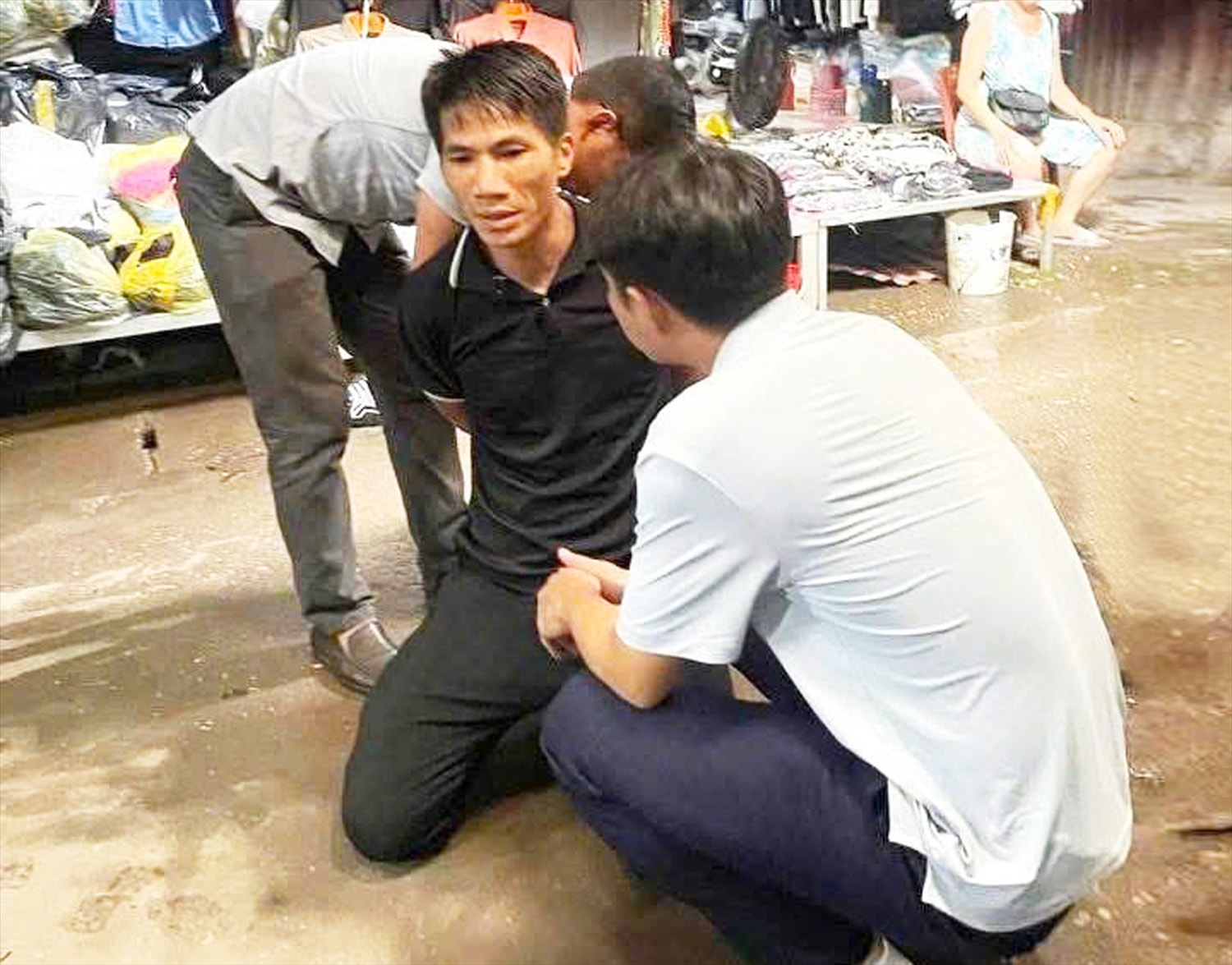 Đối tượng Đặng Quang Dũng bị lực lượng công an bắt giữ. (Ảnh MXH)