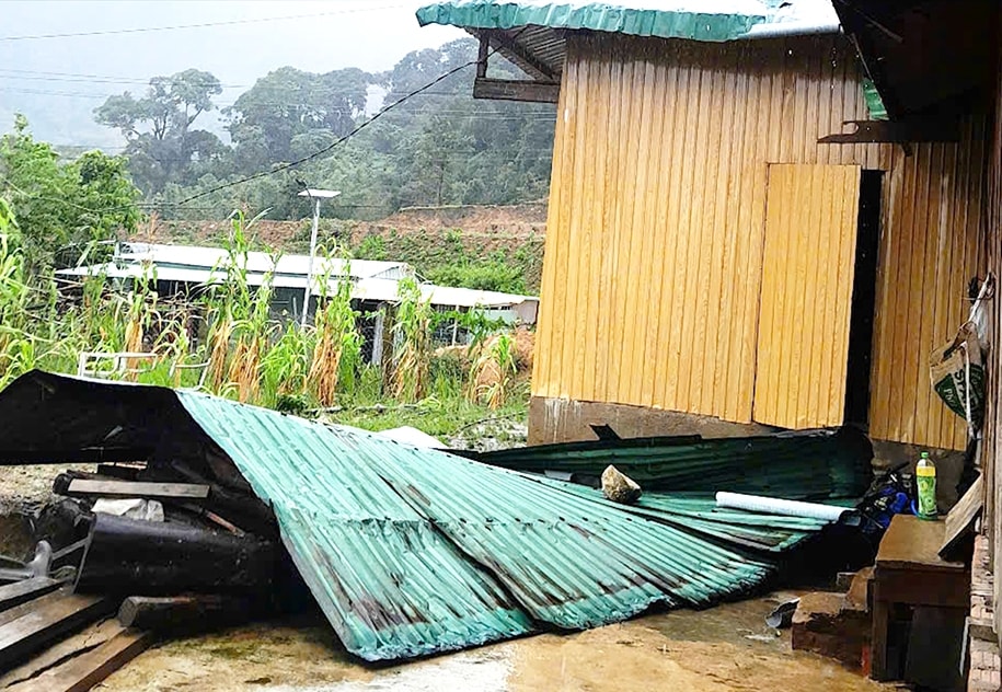 Mưa bão cũng làm tốc mái nhiều nhà dân