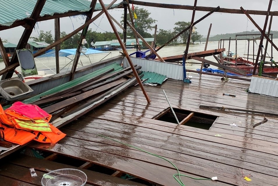 Lồng nuôi cá của các hộ dân ở làng chài Sê San bị dông lốc làm hư hỏng