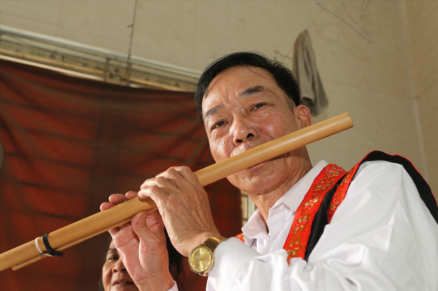 Nghệ nhân Lay Đại Cương, một trong những người biết sử dụng nhiều loại nhạc cụ nhất bản Lạ (Ảnh: Đình Tuân)