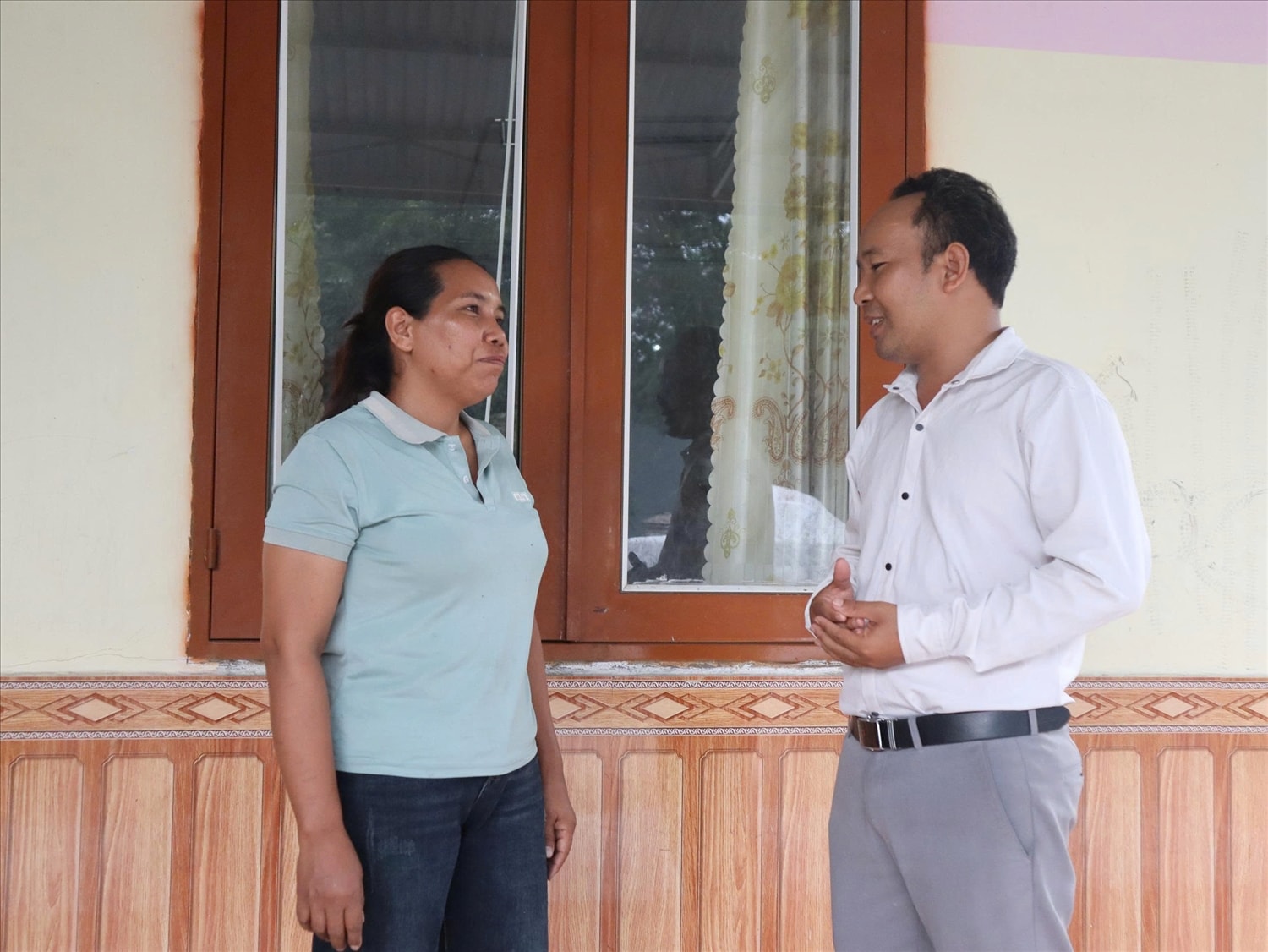 Cán bộ xã đến từng hộ dân tuyên truyền, vận động, giải thích để người dân hiểu ý nghĩa của việc  hiến đất mở đường (Ảnh: Lê Hường)
