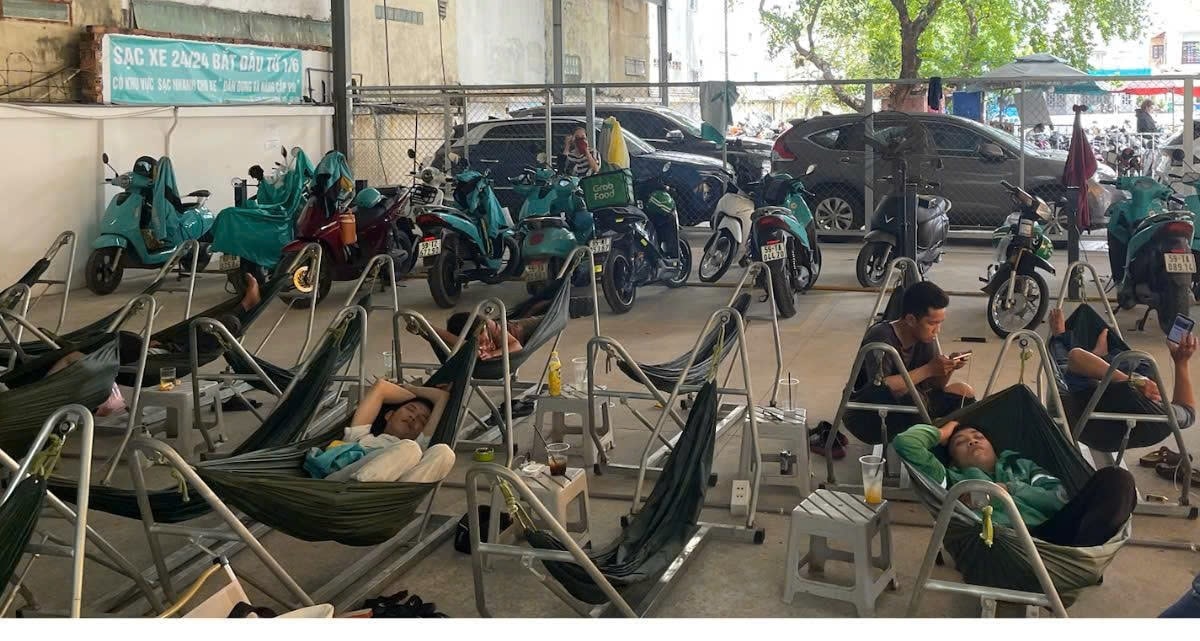 Quán cà phê tích hợp trạm sạc. Ảnh ITN