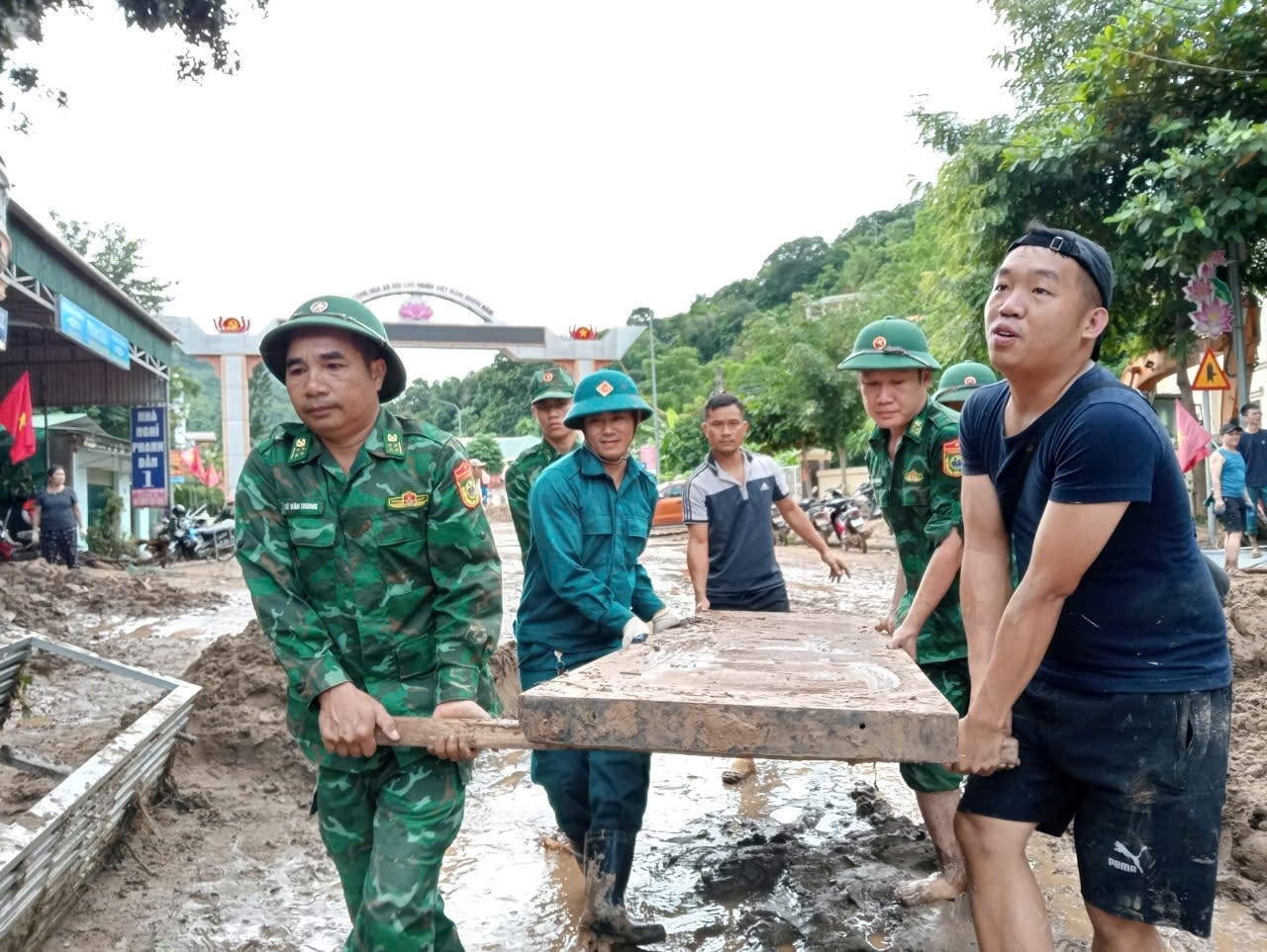 Bộ đội Biên phòng Nghệ An giúp dân khắc phục hậu quả mưa lũ 5