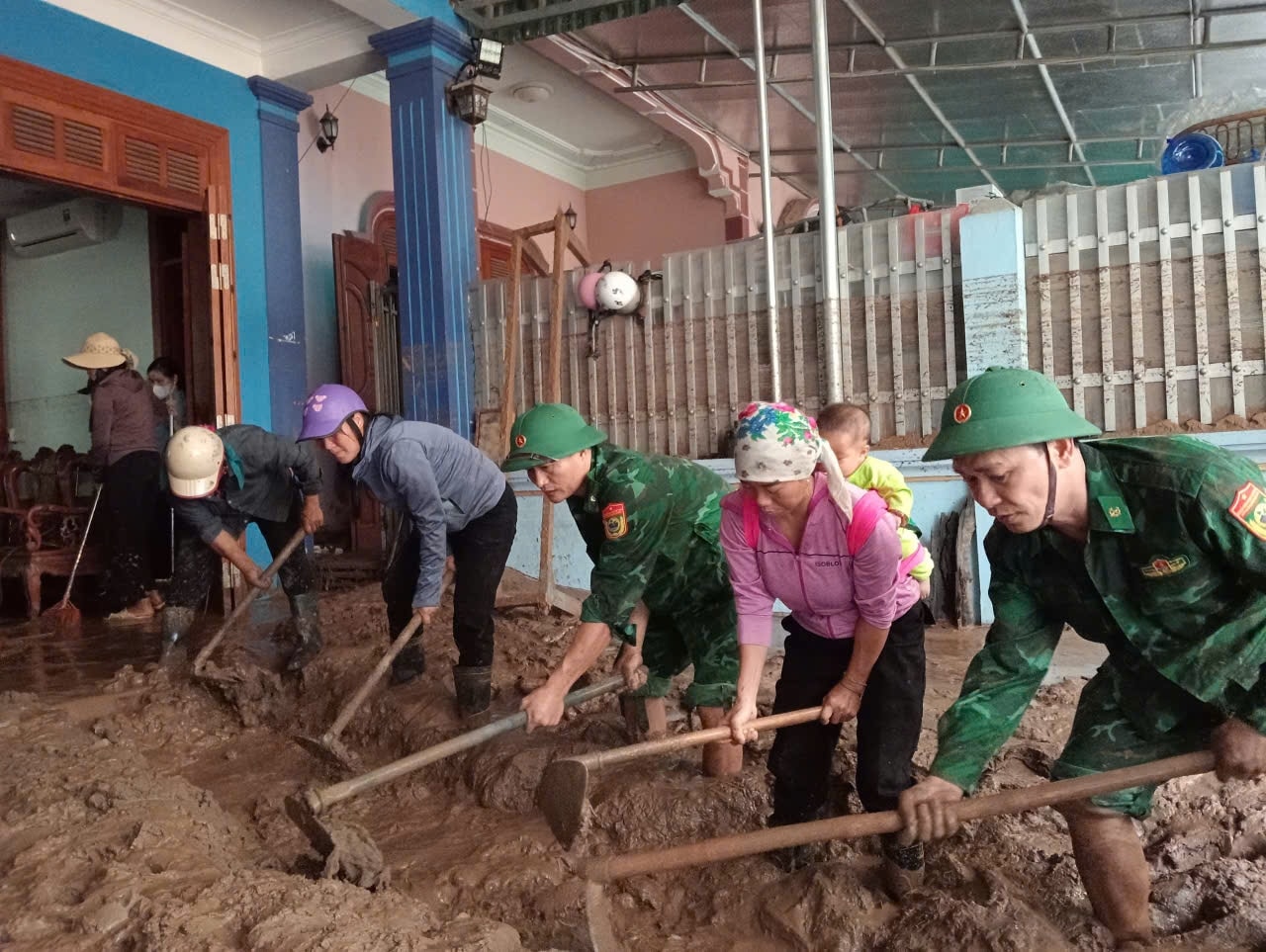  Cán bộ, chiến sĩ Đồn Biên phòng  Cửa khẩu Quốc tế  Nậm Cắn tiếp tục chung tay hỗ trợ người dân sau lũ