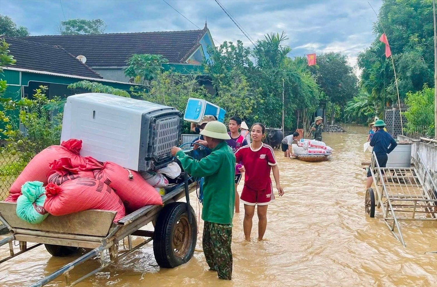 Sơ tán người và tài sản sáng 24/7 ở xã Vĩnh Tường - Ảnh: CTV