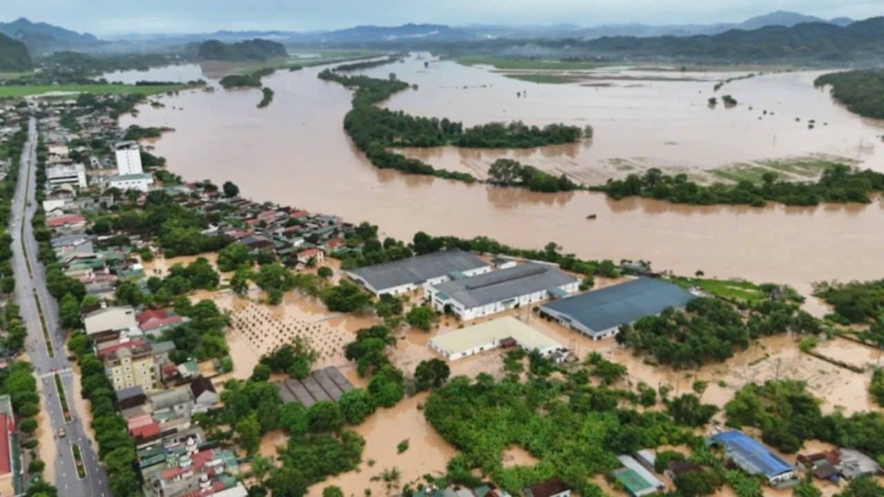 Nước từ thượng nguồn đổ về, nhiều khu dân cư ở  xã Anh Sơn đã bị ngập lụt (ảnh: CTV)