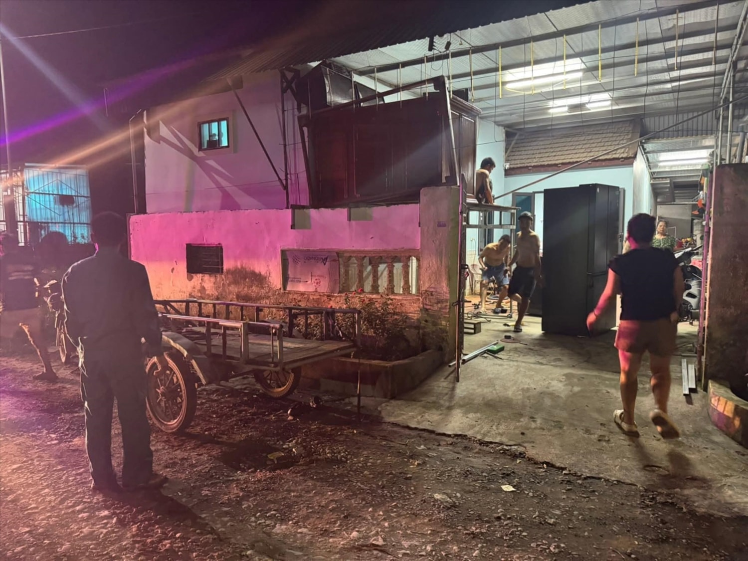 Tại xã Đô Lương, lực lượng chức năng cùng người dân đã chủ động di dời người và tài sản để tránh lũ (ảnh: CTV)