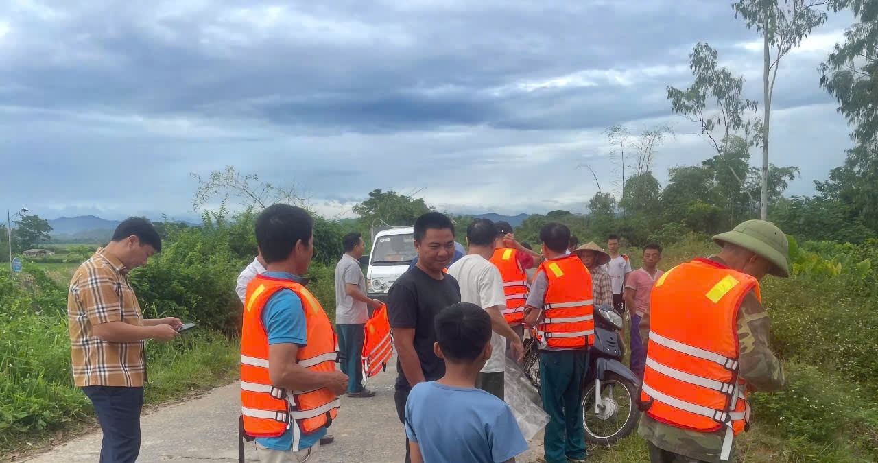Chính quyền xã Đại Đồng đã huy động lực lượng cùng hỗ trợ người dân giải cứu bò giữ bãi bồi (ảnh: Phạm Tiến)