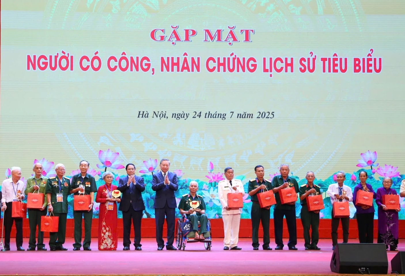 Tổng Bí thư Tô Lâm, Thủ tướng Chính phủ Phạm Minh Chính tặng quà người có công, nhân chứng lịch sử tiêu biểu