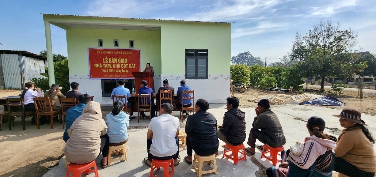 Bàn giao nhà mới cho gia đình ông A Giới, ở làng Trang, xã Ya Ly, tỉnh Quảng Ngãi (trước thuộc xã Ya Xiêr, huyện Sa Thầy, tỉnh Kon Tum - Ảnh: Ngọc Chí) Bàn giao nhà mới cho gia đình ông A Giới, ở làng Trang, xã Ya Ly, tỉnh Quảng Ngãi (trước thuộc xã Ya Xiêr, huyện Sa Thầy, tỉnh Kon Tum - Ảnh: Ngọc Chí)