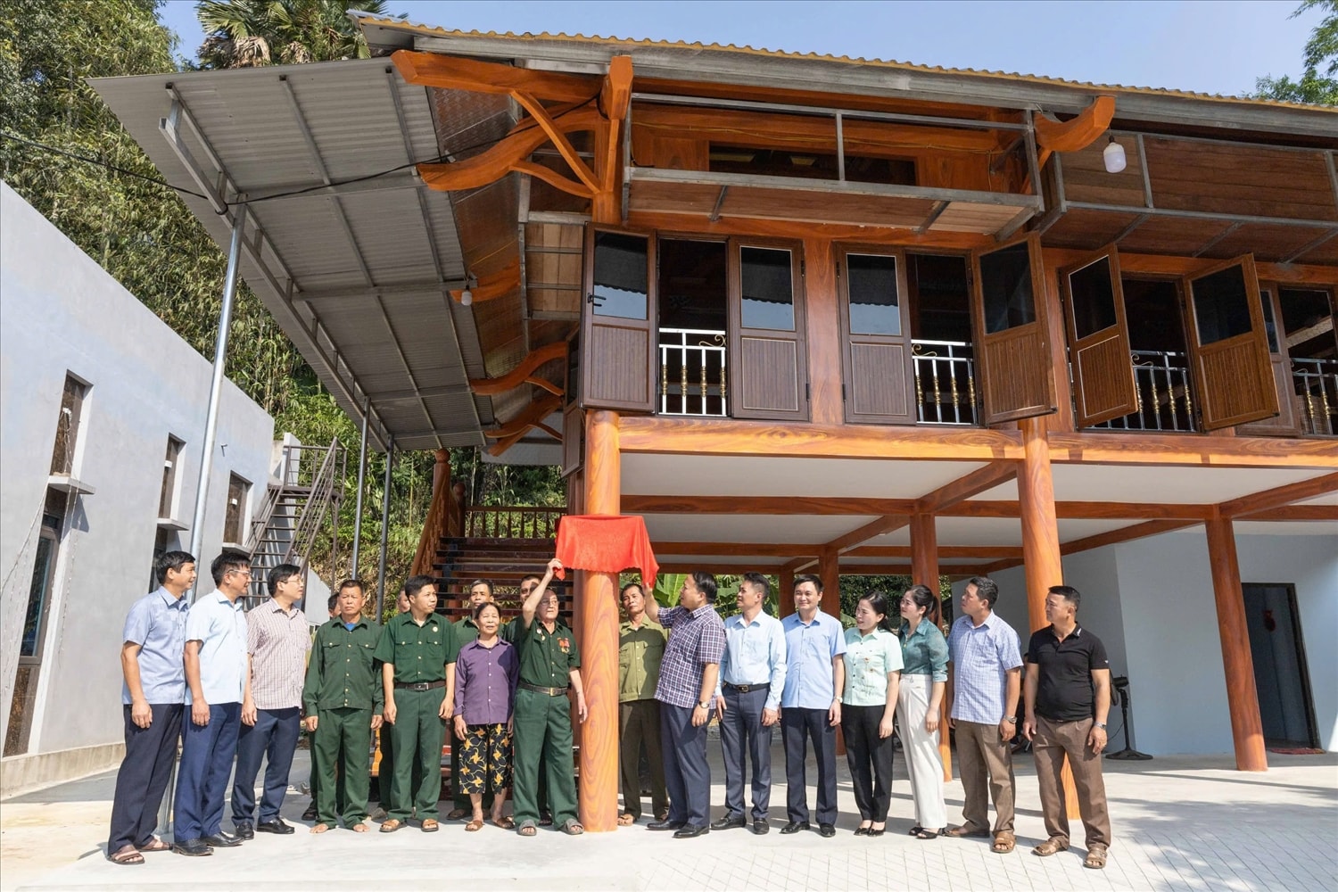 Chủ tịch UBND tỉnh Tuyên Quang Phan Huy Ngọc kéo băng khánh thành nhà ở của hộ ông Nguyễn Viết Đôn, xã Đồng Yên, tỉnh Tuyên Quang. (Ảnh: Vũ Mừng) Chủ tịch UBND tỉnh Tuyên Quang Phan Huy Ngọc kéo băng khánh thành nhà ở của hộ ông Nguyễn Viết Đôn, xã Đồng Yên, tỉnh Tuyên Quang. (Ảnh: Vũ Mừng)