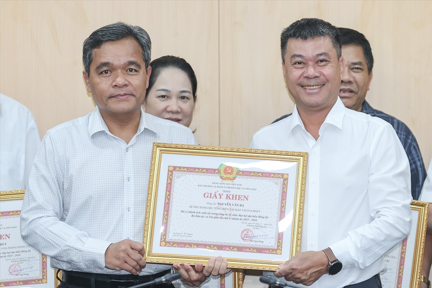 Thứ trưởng Thường trực Bộ Dân tộc và Tôn giáo Hồ Văn Niên trao giấy khen của Ban Thường vụ Đảng ủy Bộ Dân tộc và Tôn giáo cho ông Nguyễn Văn Bá, Tổng Biên tập Báo Vietnamnet - Ảnh Lê Anh Dũng