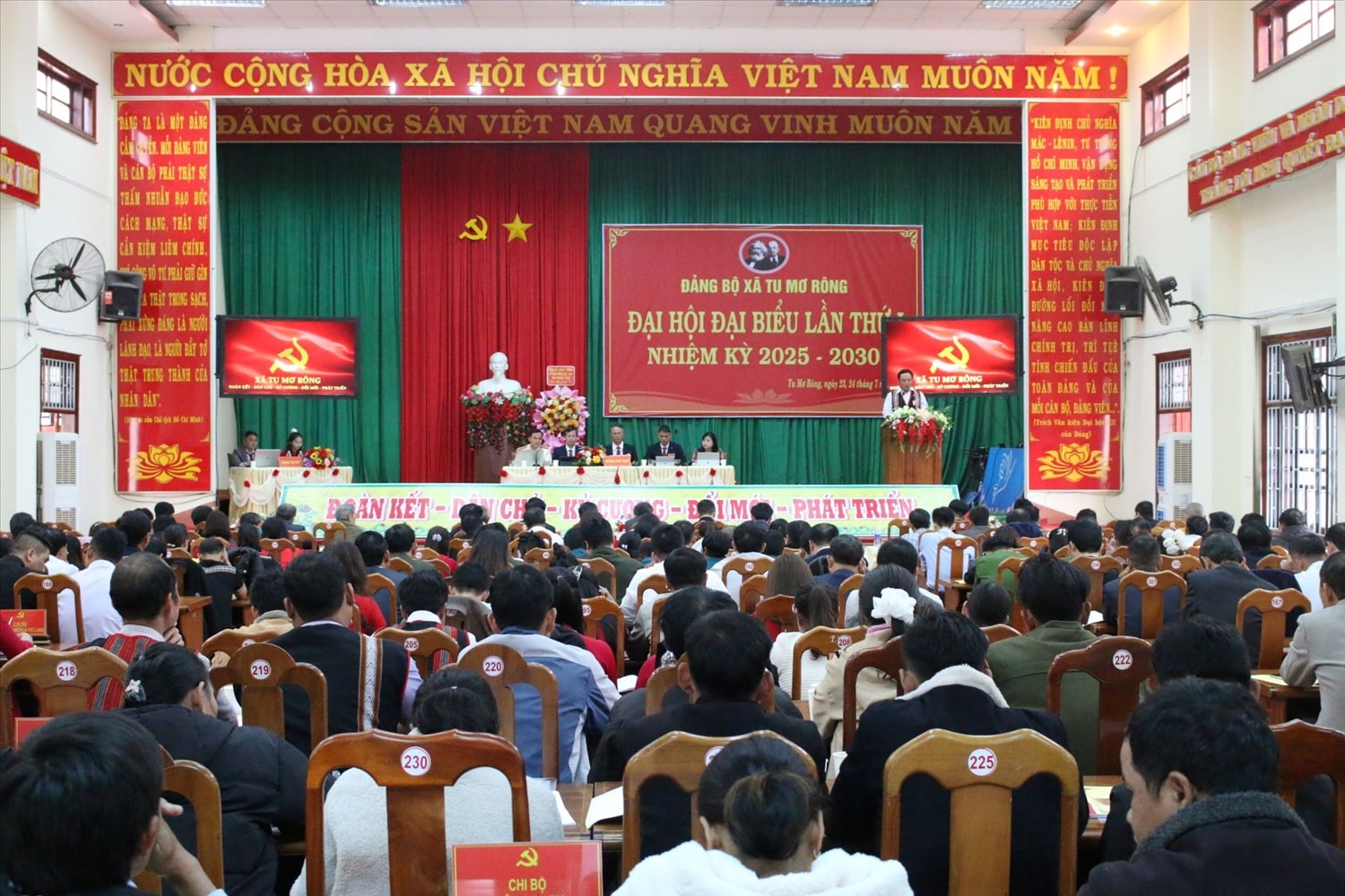 Đại hội đại biểu Đảng bộ xã Tu Mơ Rông lần thứ I, nhiệm kỳ 2025-2030 đã xã xác định mục tiêu trọng tâm là nâng cao thu nhập, cải thiện chất lượng sống cho người dân. Ảnh: Ngọc Chí