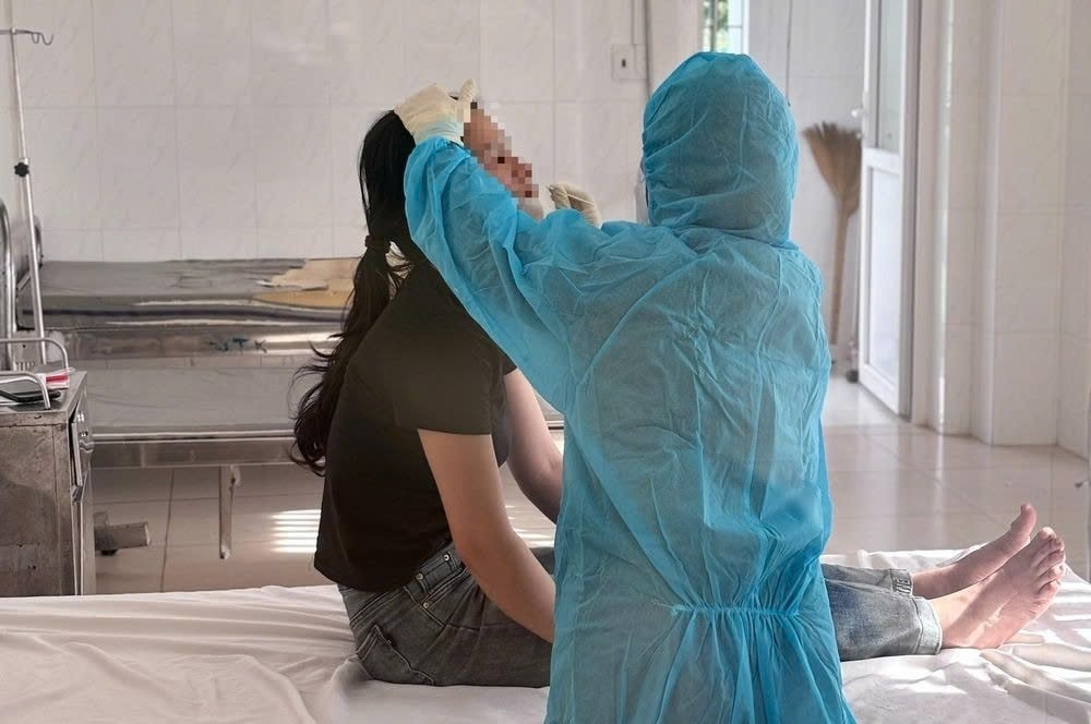 Trung tâm Kiểm soát bệnh tật Đắk Lắk đang lấy mẫu xét nghiệm đối với thành viên trong gia đình ông T. Ảnh:ITN