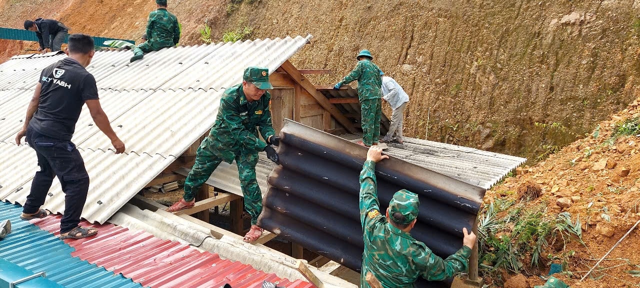Cán bộ chiến sĩ Đồn Biên phòng Na Loi  phối hợp với chính quyền địa phương và Nhân dân, hỗ trợ tháo dỡ nhà  cho gia đình ông Xeo Văn Lơi, bản Đồn Boọng, xã Na Loi có nguy cở sạt lở đất vào nhà