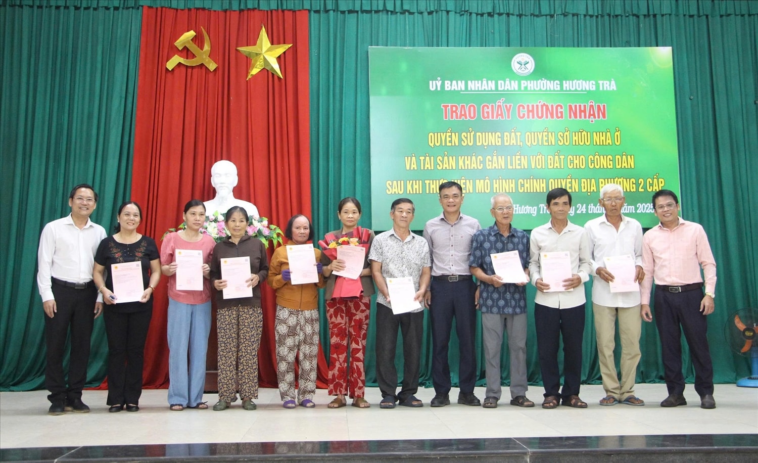UBND phường Hương Trà cấp sổ hồng cho 24 hộ dân. (Ảnh Huy Trường). UBND phường Hương Trà cấp sổ hồng cho 24 hộ dân. (Ảnh Huy Trường).