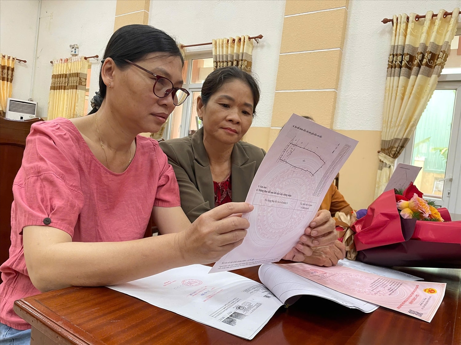Chị Trần Thị Thanh Hà phấn khởi vì được cấp sổ hồng sau 20 ngày gửi hồ sơ. (Ảnh Huy Trường). Chị Trần Thị Thanh Hà phấn khởi vì được cấp sổ hồng sau 20 ngày gửi hồ sơ. (Ảnh Huy Trường).