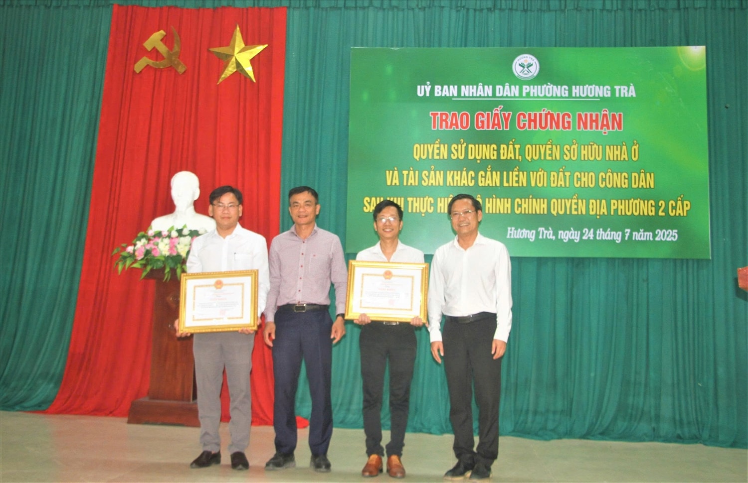 Phường Hương Trà khen thưởng cá nhân, tập thể có thành tích xuất sắc. (Ảnh Huy Trường). Phường Hương Trà khen thưởng cá nhân, tập thể có thành tích xuất sắc. (Ảnh Huy Trường).