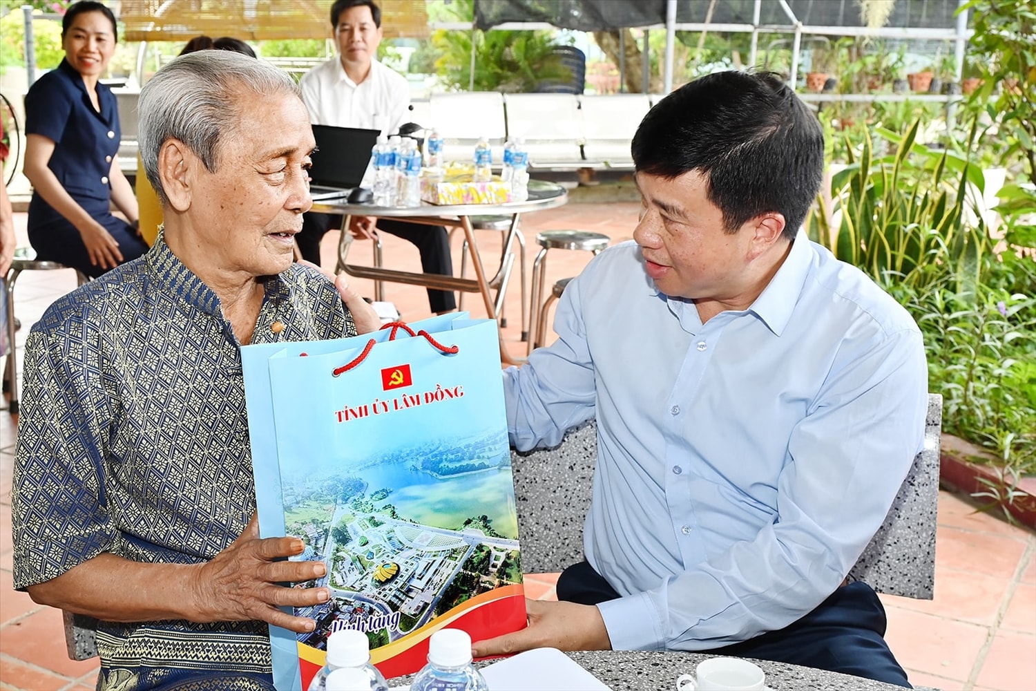 Ông Y Thanh Hà Niê Kđăm, Bí thư Tỉnh ủy  Lâm Đồng trao phần quà ý nghĩa đến ông Bố Xuân Hổ, cán bộ lão thành cách mạng, người đồng bào Chăm ( Ảnh: B. Thuận)