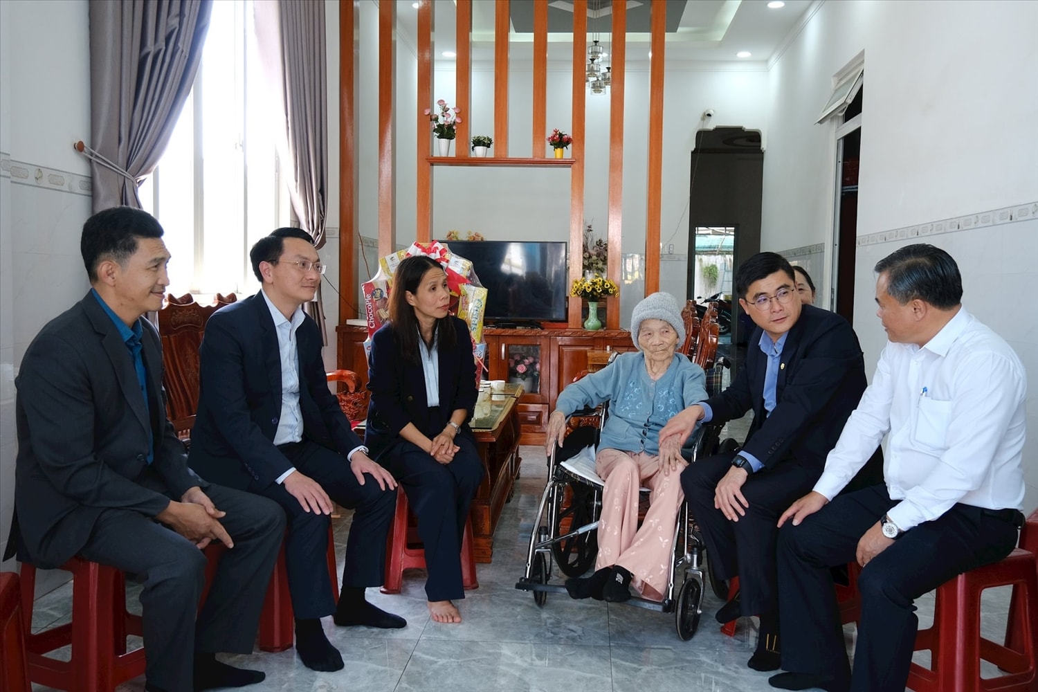 Đoàn công tác chụp ảnh lưu niệm cùng   Mẹ Thái Thị Tương, 95 tuổi (Ảnh : B.Thuận) 