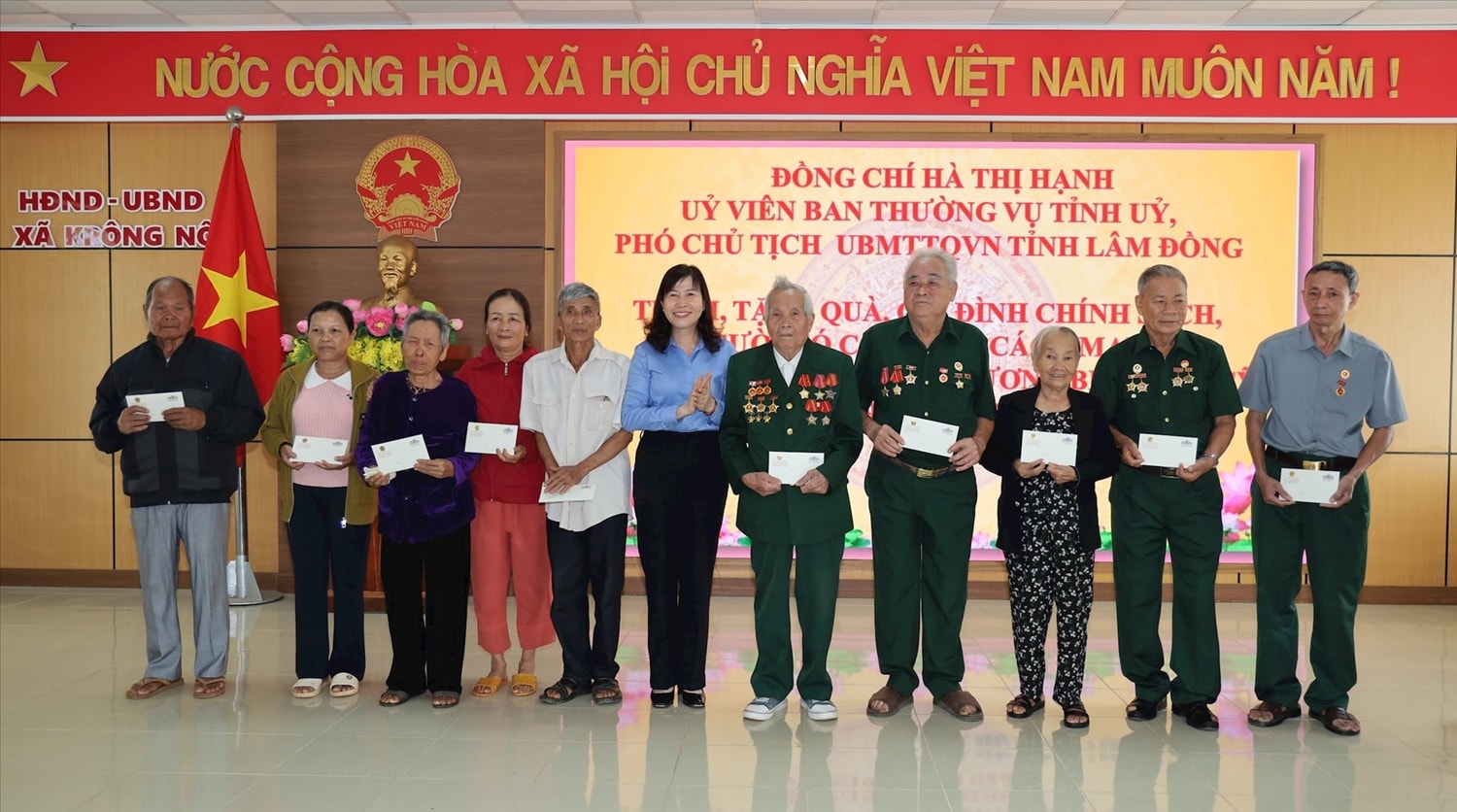 Bà Hà Thị Hạnh, Phó Chủ tịch Ủy ban MTTQ Việt Nam tỉnh Lâm Đồng, trao quà đến các gia đình chính sách, người có công với cách mạng