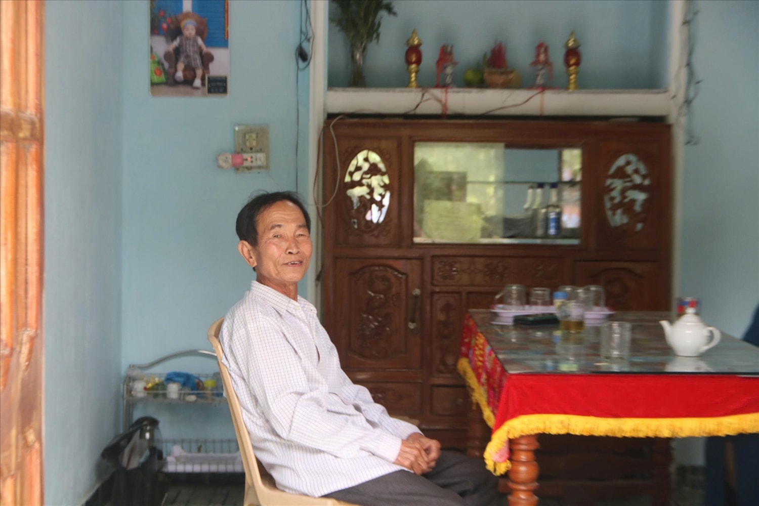 Cựu chiến binh Phan Công Tới vui mừng vì được Nhà nước hỗ tiền để sửa sang lại căn nhà. (Ảnh Huy Trường)