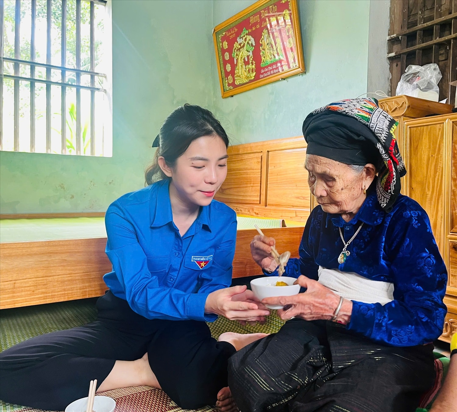 Đoàn viên, thanh niên  chăm sóc Mẹ Việt Nam Anh hùng Lang Thị Phong. (ảnh HL)