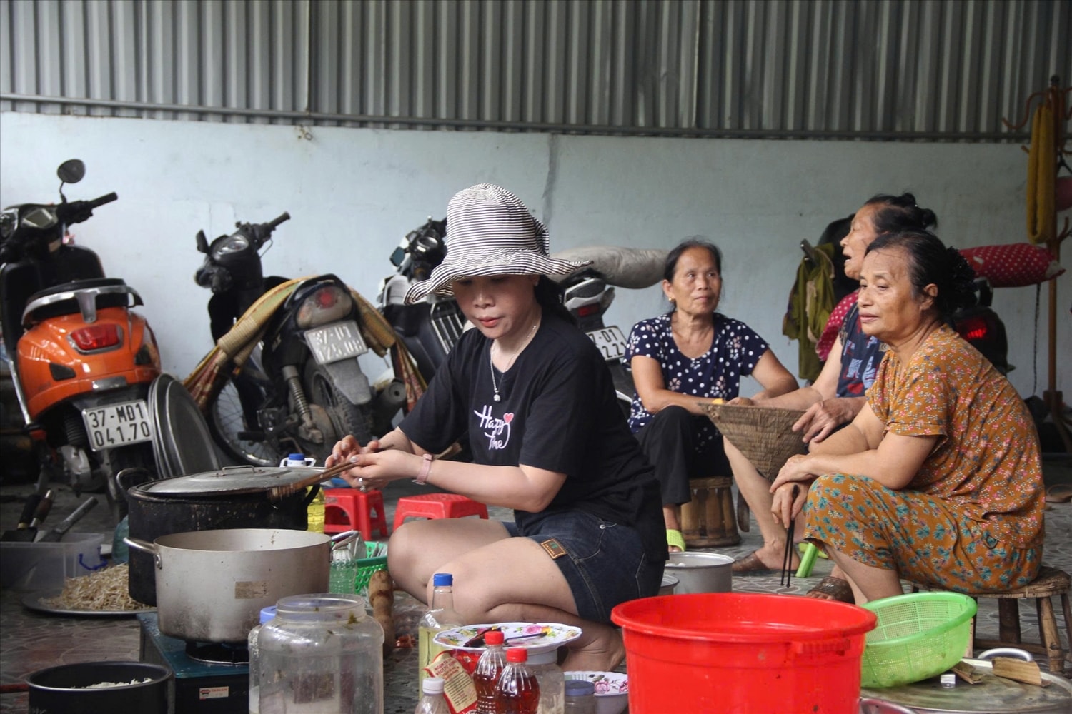 Cô giáo Trần Thị Giang - Phó hiệu trưởng trường THPT Tương Dương 2 (đội mũ) tự tay nấu những bữa ăn miễn phí Cô giáo Trần Thị Giang - Phó hiệu trưởng trường THPT Tương Dương 2 (đội mũ) tự tay nấu những bữa ăn miễn phí