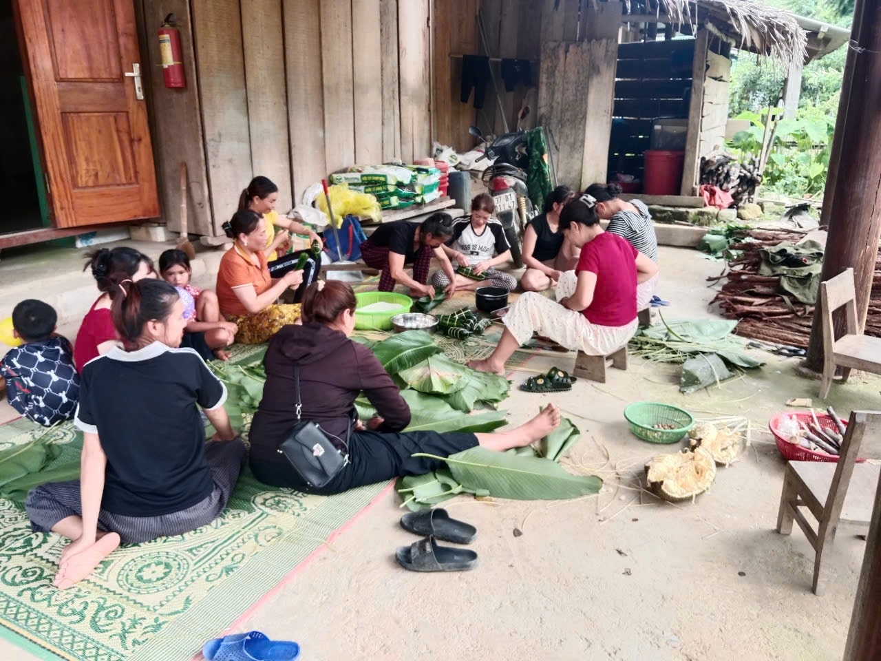 Bà con xã Yên Na gói banh dành tặng người dân các bản, các xã vị ngập lũ nặng ở vùng ngoài Bà con xã Yên Na gói banh dành tặng người dân các bản, các xã vị ngập lũ nặng ở vùng ngoài