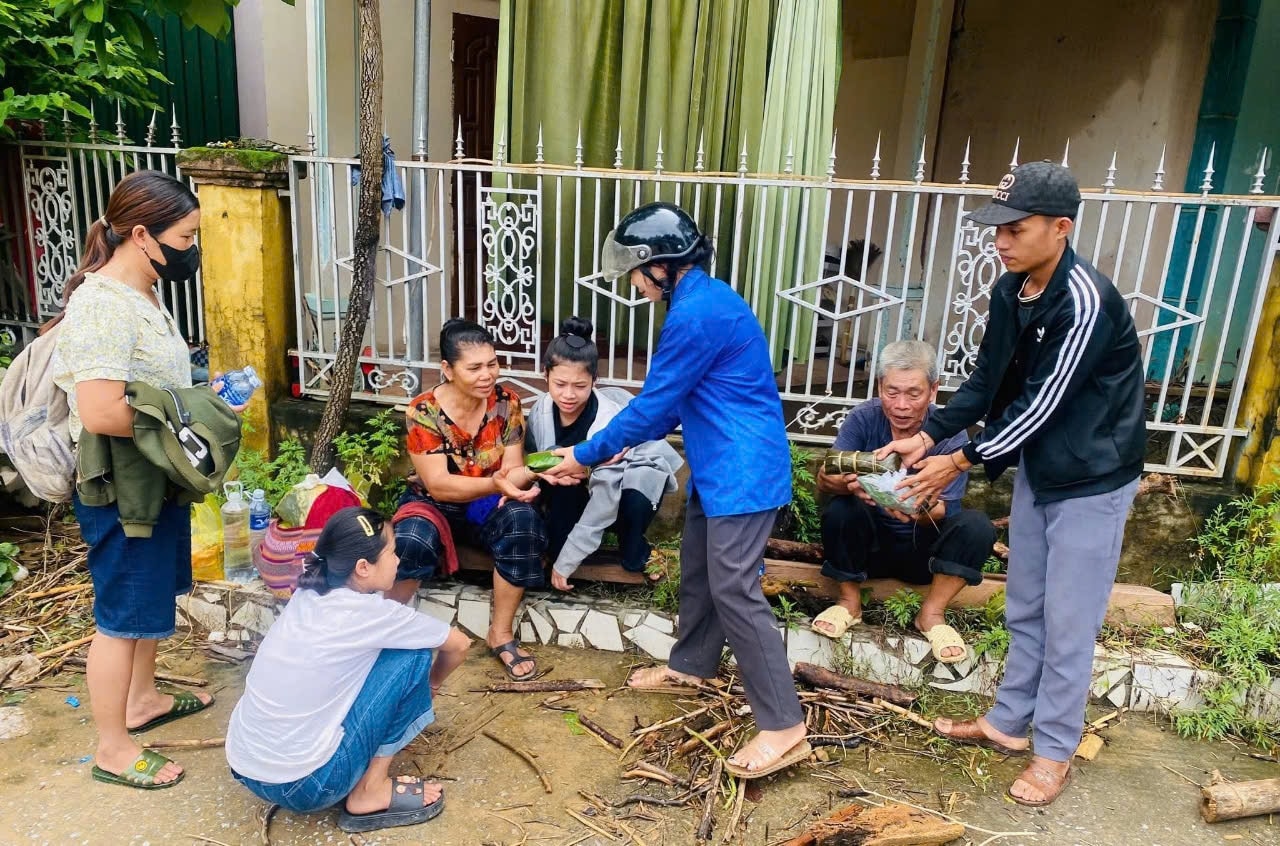 Những gói xôi của bà con xã Yên Na đã được trao tận tay bà con vùng lũ xã Tương Dương, tiếp thêm niềm tin yêu cho người dân vùng chịu thiên tai Những gói xôi của bà con xã Yên Na đã được trao tận tay bà con vùng lũ xã Tương Dương, tiếp thêm niềm tin yêu cho người dân vùng chịu thiên tai