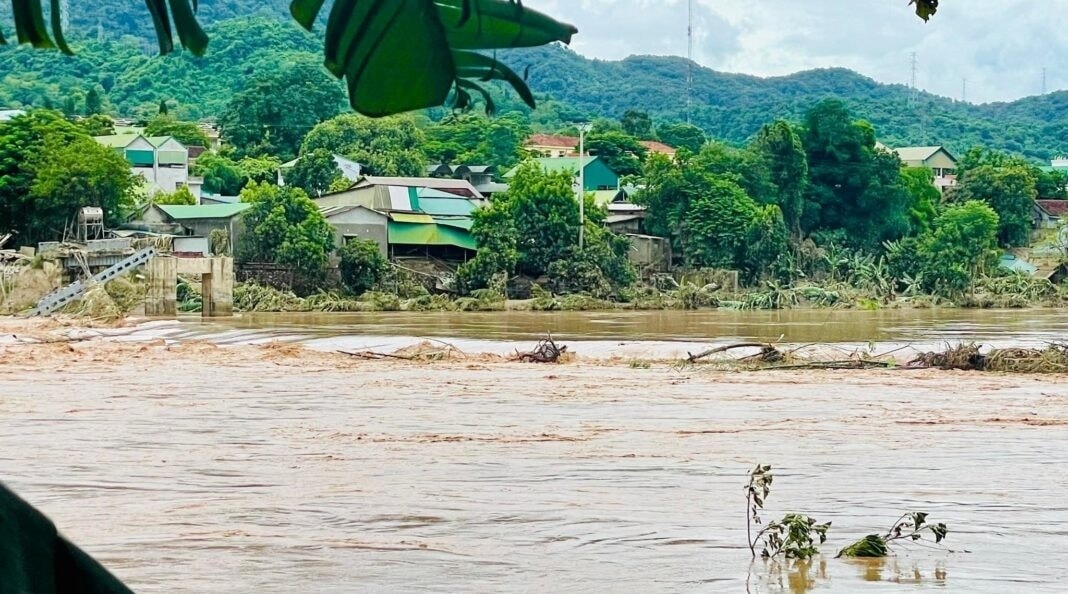Phía sau cầu treo bản Chắn xã Tương Dương bị sập là những hộ dân đang bị cô lập, đối mặt với những khó khăn của cuộc sống thường nhật Phía sau cầu treo bản Chắn xã Tương Dương bị sập là những hộ dân đang bị cô lập, đối mặt với những khó khăn của cuộc sống thường nhật