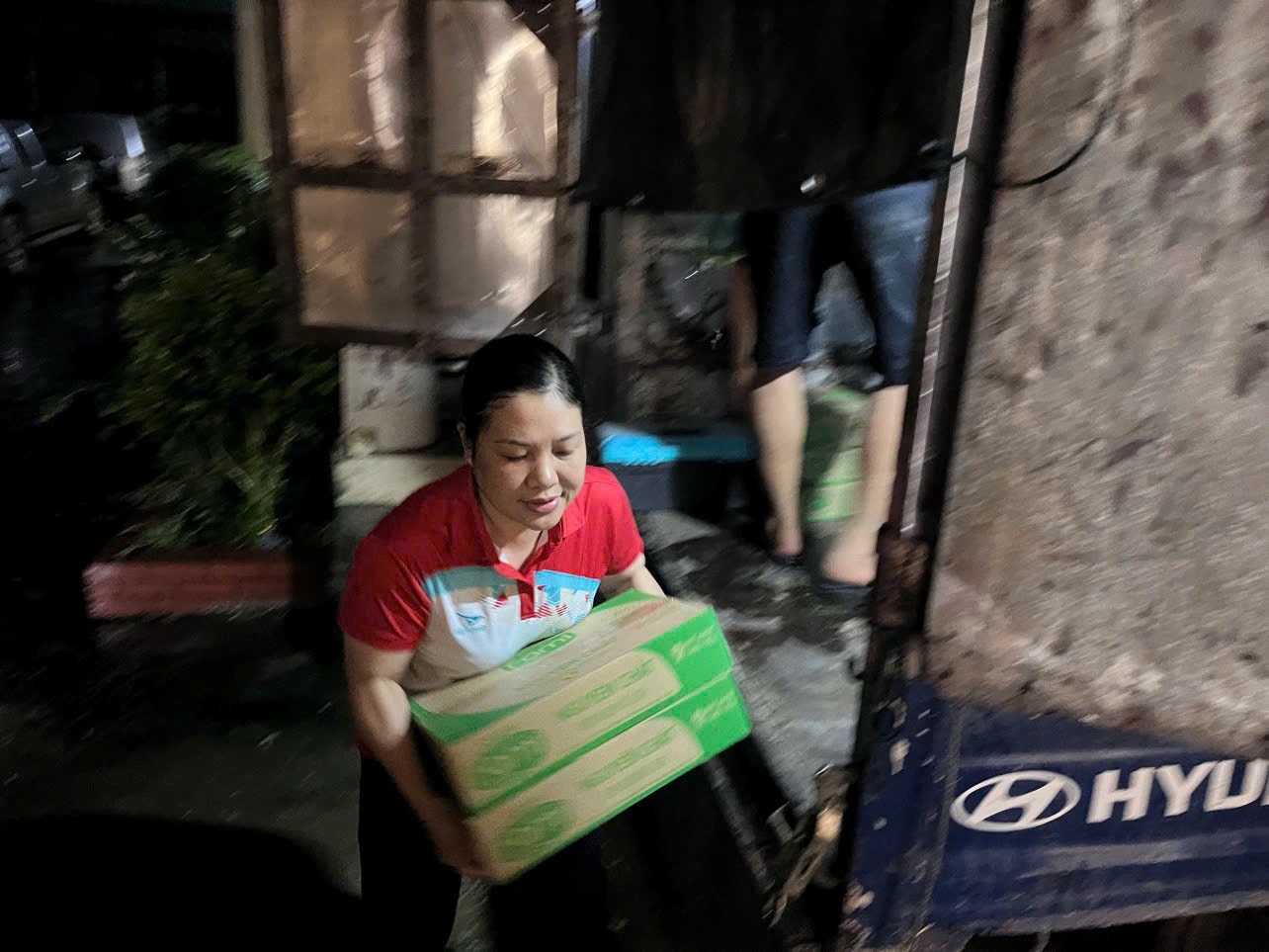 Rạng sáng nay (25/7), chuyến xe cứu trợ đầu tiên của nhóm anh Nguyễn Văn Tiến (Ninh Bình) đã đến trung tâm xã Tương Dương (Ảnh: Phạm Tiến)  