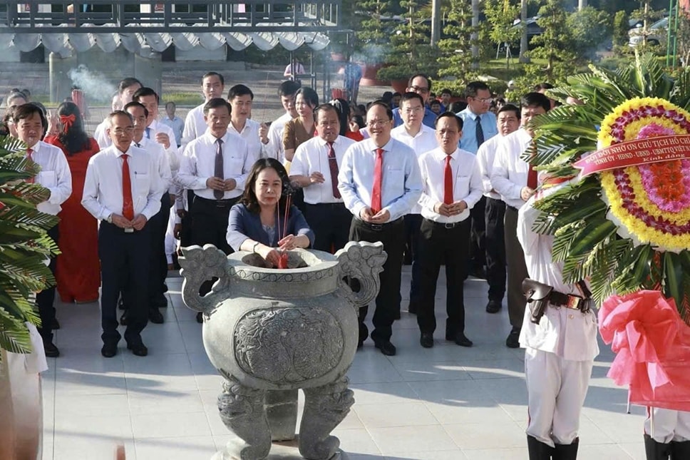 Đoàn công tác Trung ương và lãnh đạo tỉnh Cà Mau đến viếng Nghĩa trang liệt sĩ 