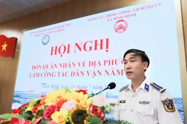 Đại tá Nguyễn Văn Tuân, Chính ủy Trung tâm  Đào tạo và Bồi dưỡng Nghiệp vụ Cảnh sát biển phát biểu tại Hội nghị đón quân nhân về địa phương làm công tác dân vận năm 2025